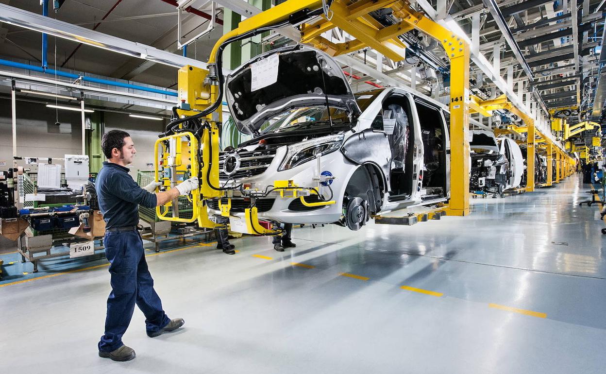 Un trabajador de Mercedes ensambla una furgoneta en la cadena de montaje de la planta vitoriana.