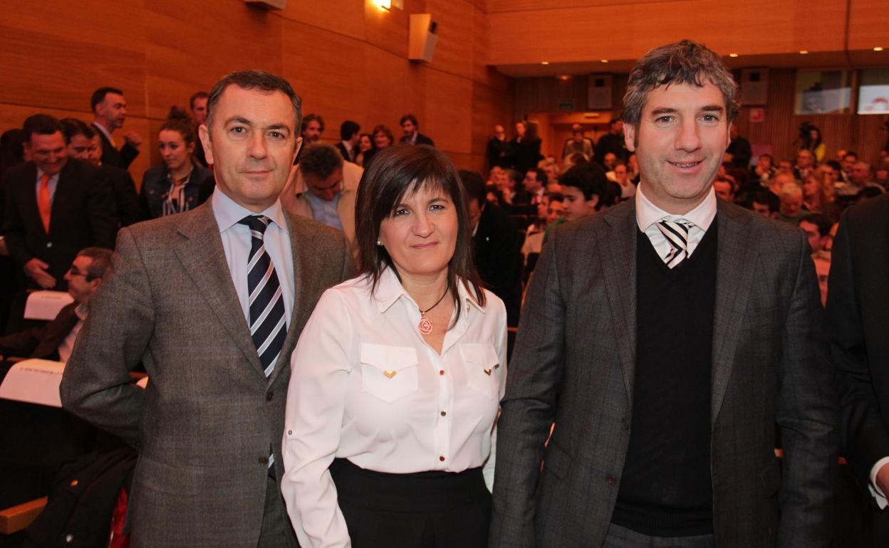 José Angel Corres, la exdirectiva Yolanda Lázaro y Josu Urrutia en 2013 en una entraga de premios de El Correo.