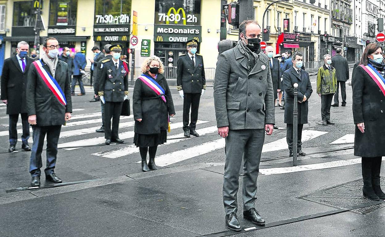 Los actos, condicionados por las restricciones de la pandemia, fueron presididos por el primer ministro, Jean Castex, y la alcaldesa de París, Anne Hidalgo. 