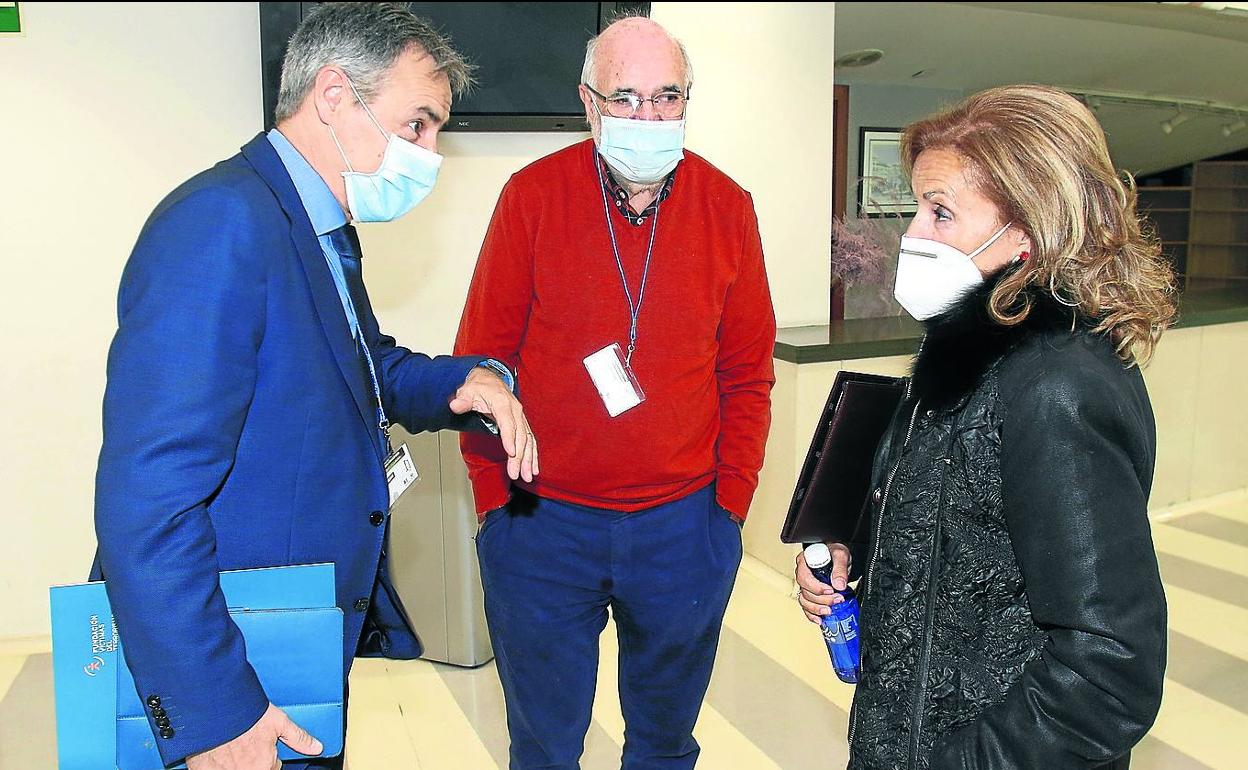 Tomás Caballero y Natividad Rodríguez conversan con Jesús Loza, miembro del patronato de la Fundación Buesa, ayer en Vitoria. 