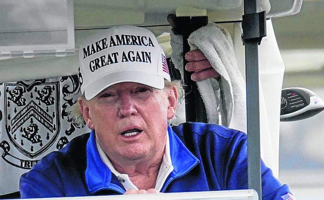 Trump, como de costumbre, acudió ayer a jugar al golf.