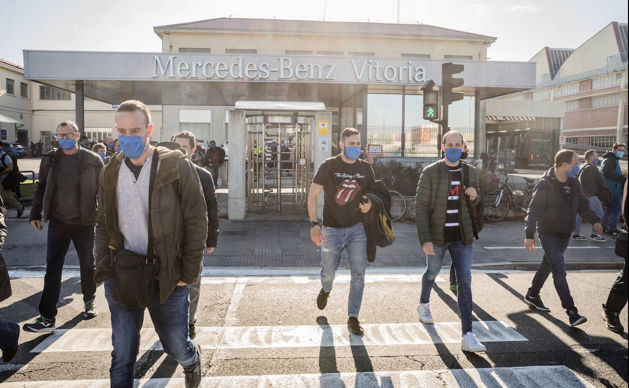 Trabajadores de la planta de Mercedes en Vitoria, a la salida del turno de mañana.