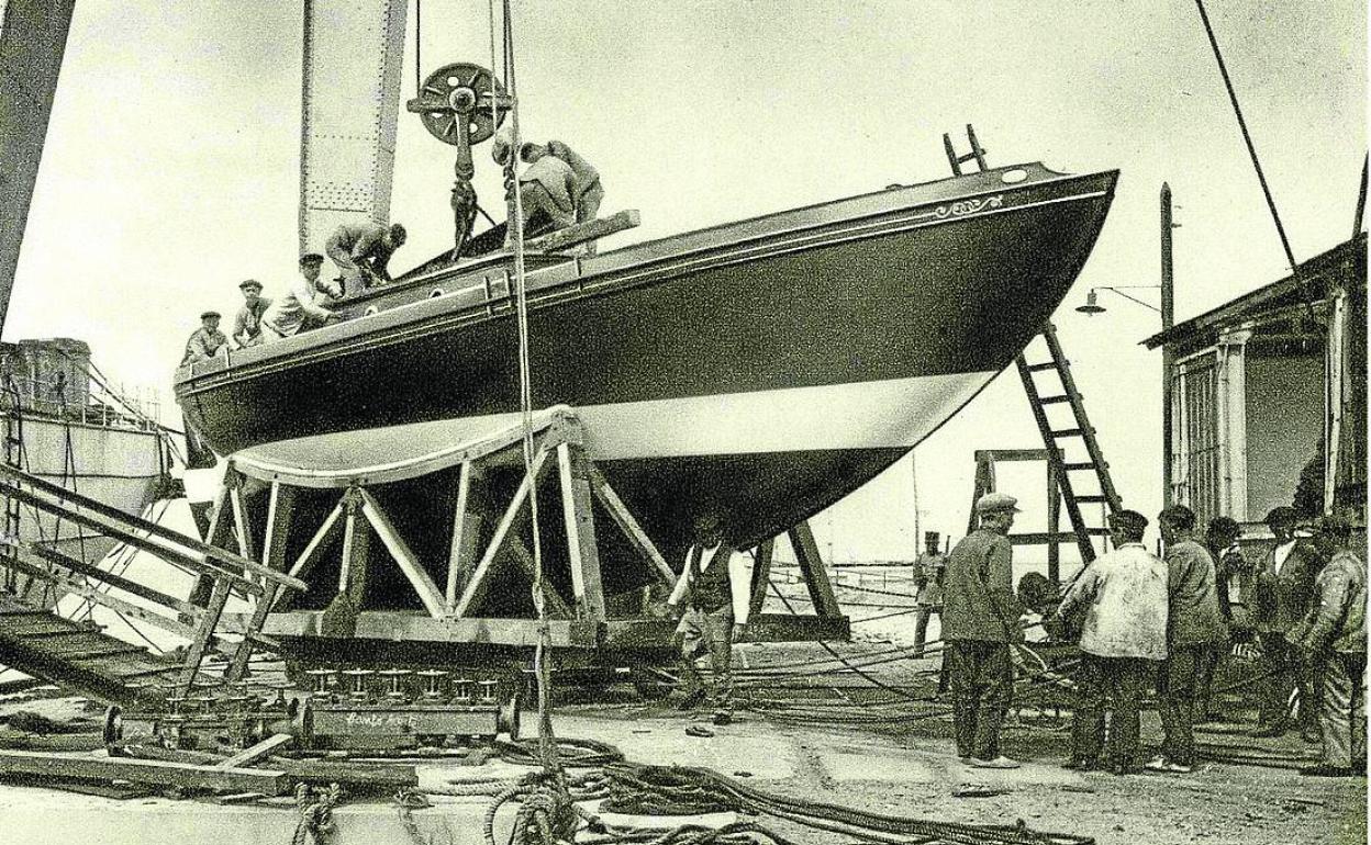 Imagen del yate Marichu en 1927, cuando todavía estaban construyéndolo. 