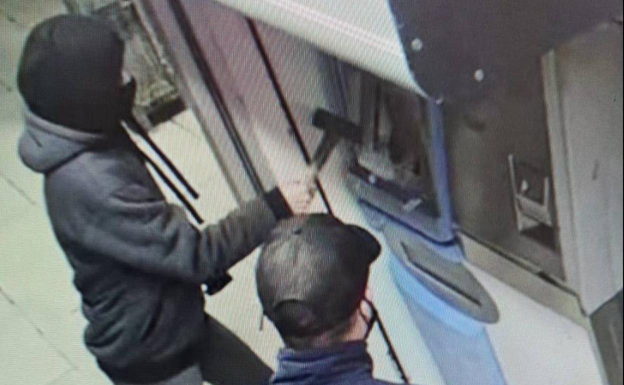 Dos detenidos por quemar canceladoras en las estaciones de Muxika y Forua