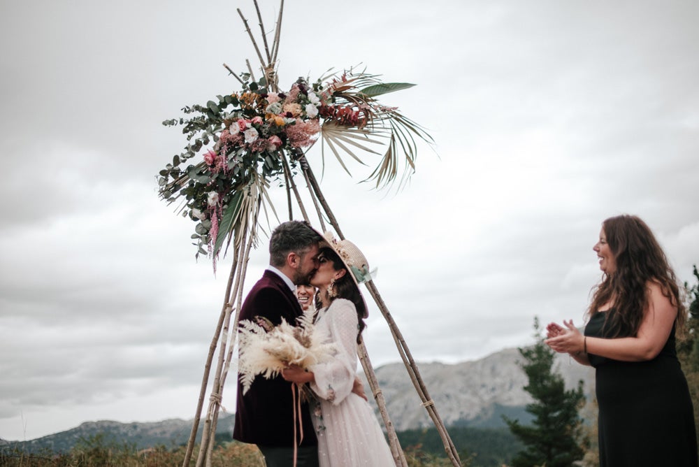 Fotos: La boda alternativa de Ismael (de «El conquistador del fin del mundo») e Iraia en el Valle de Arratia