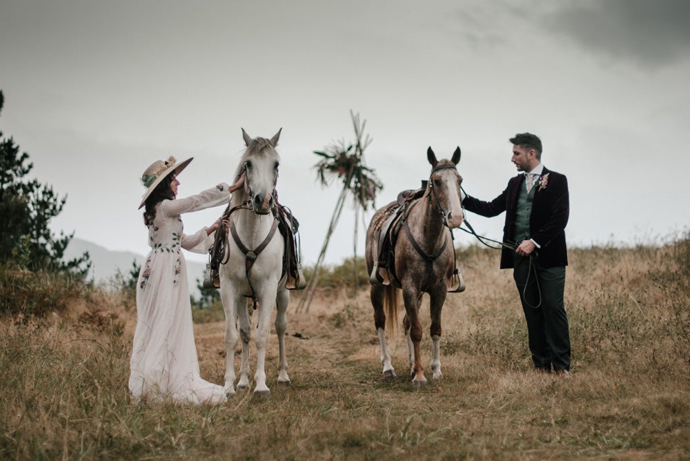 Fotos: La boda alternativa de Ismael (de «El conquistador del fin del mundo») e Iraia en el Valle de Arratia