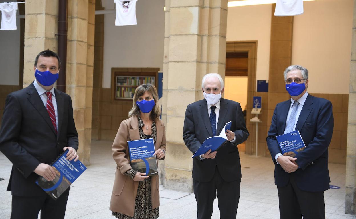 La directora de Orkestra, el rector de la Universidad de Deusto y el presidente de Orkestra en la presentación del Informe de Competitividad del País Vasco 2020.