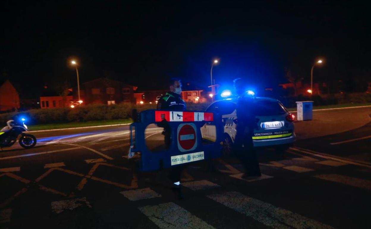 La Policía Local ha cortado el acceso a Yurre. 