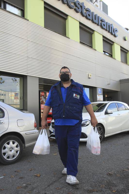 Emilio Ramos trabaja en el polígono de Gamarra y recoge su comida en el restaurante Barrachi.