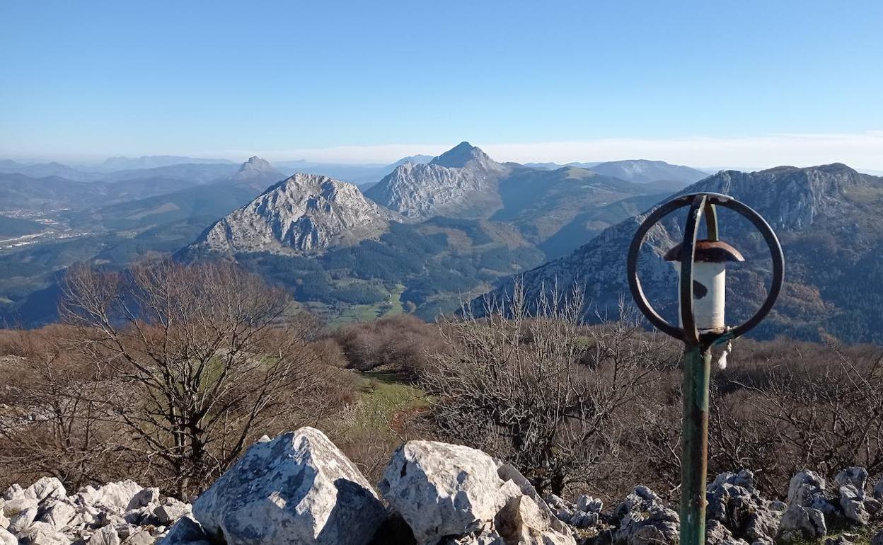 Panorámica de las peñas del Duranguesado desde la cima del Leungana.