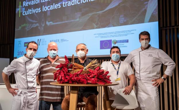 Guillermo González entre Gorka del Río (Makro) y Patrick Riga (Neiker) con los cocineros Fernando Palacio y John Regefalk (BCC, de pie). 