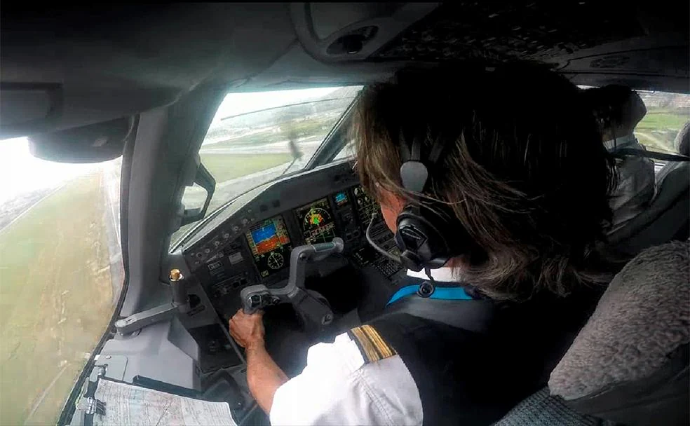El piloto que homenajea a su padre cada vez que aterriza en Bilbao