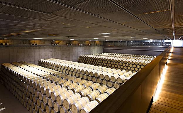 Sala de barricas de la cooperativa Bodegas y Viñedos de Labastida.