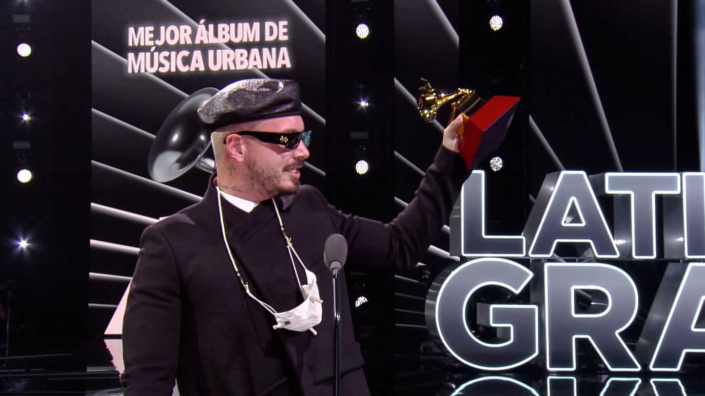 J Balvin acepta el premio al Mejor Álbum de Música Urbana por 'Colores'.