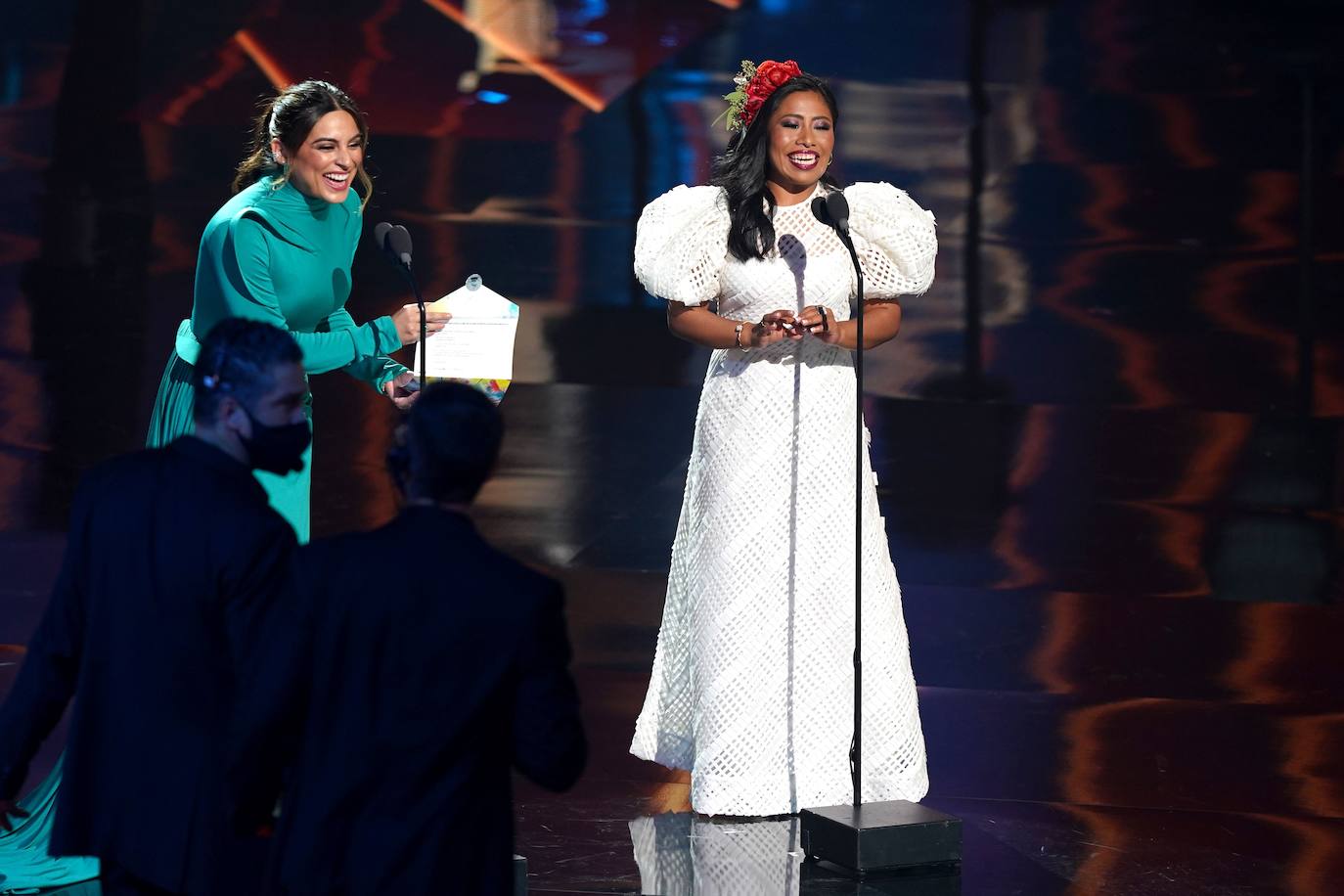 Ana Brenda Contreras y Yalitza Aparicio hablan en el escenario 