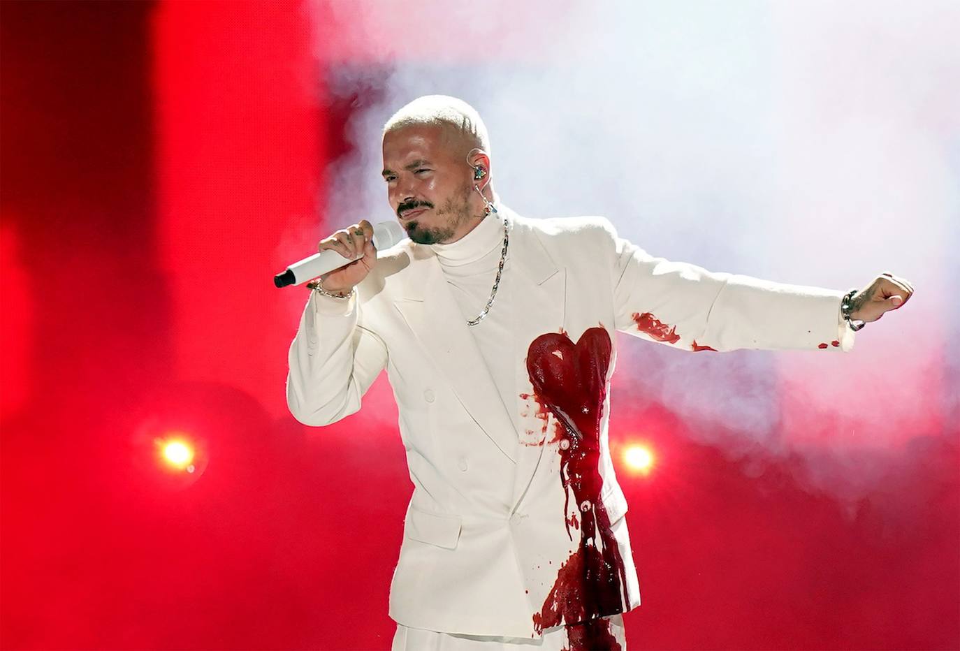 Balvin en su espectacular actuación de los Grammy Latino 2020.