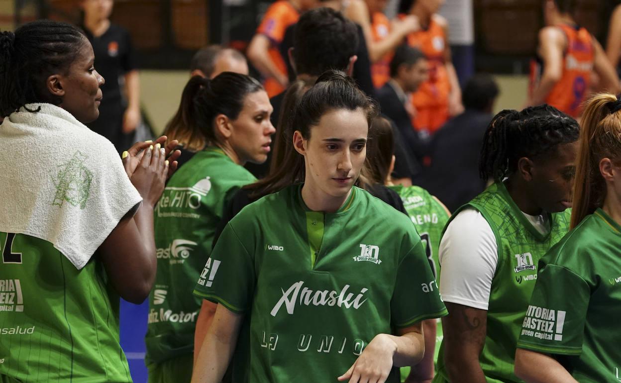 Jugadoras del Kutxabank Araski cabizbajas en un tiempo muerto ante Valencia Basket. 