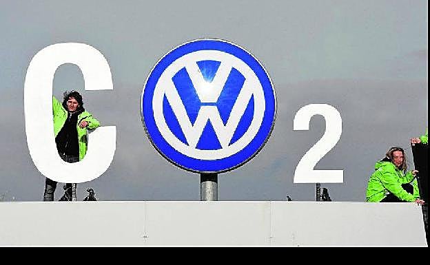 Activistas de Greenpeace durante una performance en protesta por el Dieselgate en Wolfsburgo, Alemania, en 2015