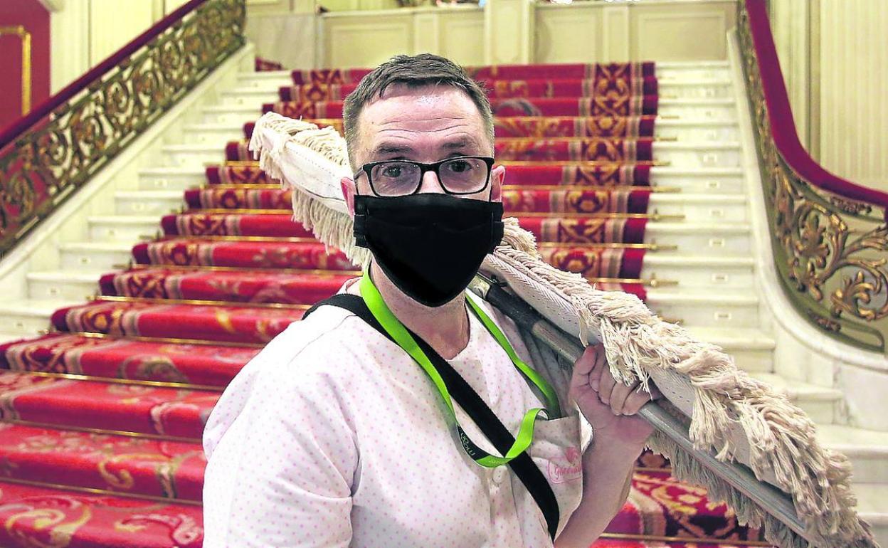 Iñaki Arrizabalaga limpia a fondo el hall principal del Teatro Arriaga. 