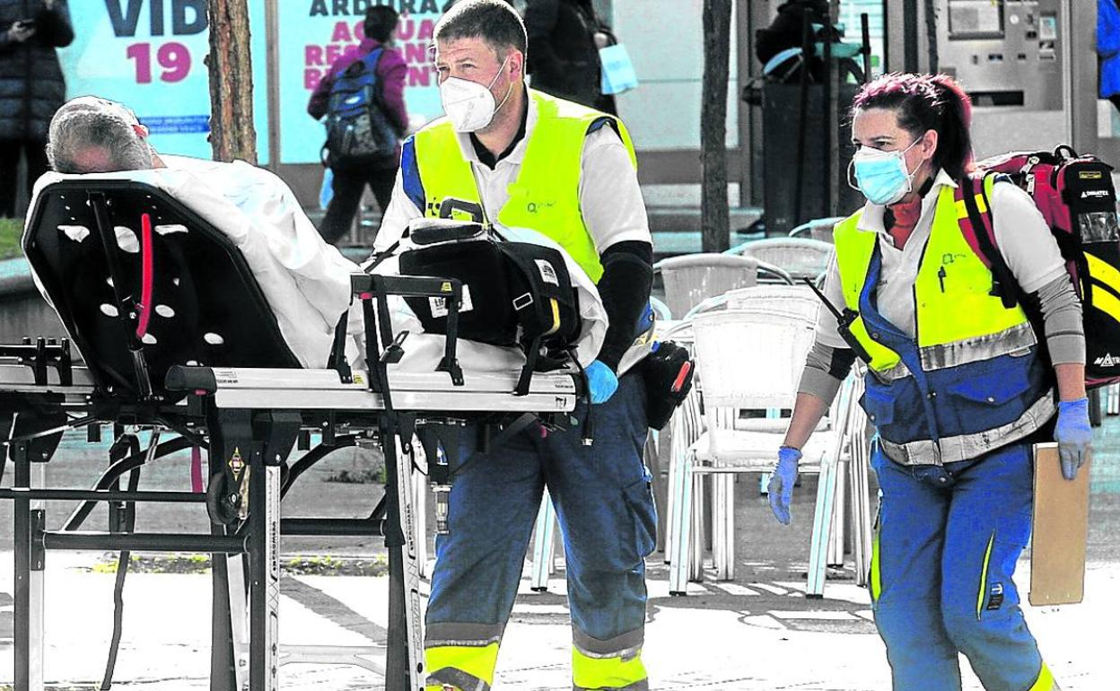 Un paciente es trasladado en camilla en el centro de Vitoria. 