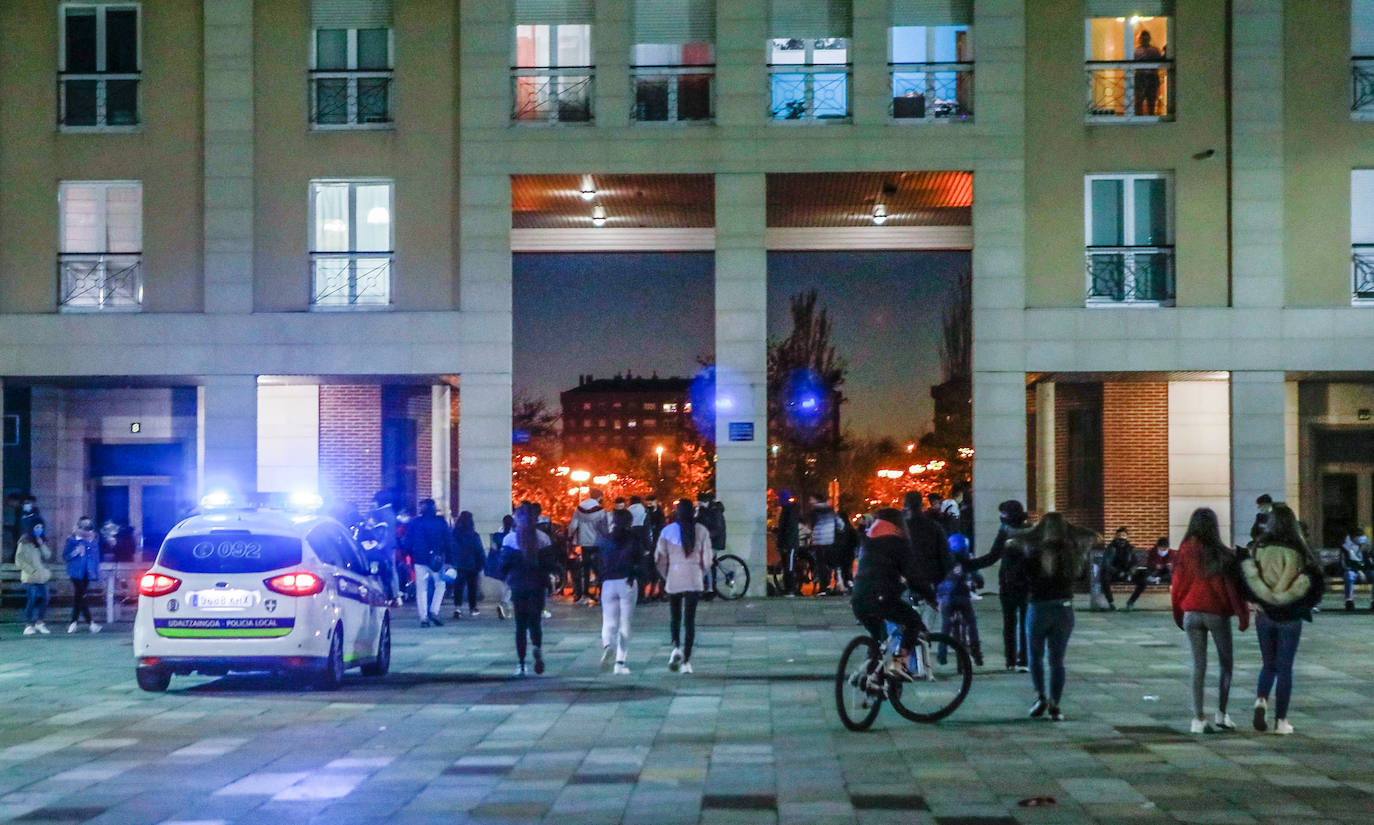 Un coche patrulla de la Policía Local esta noche de sábado en la plaza de Zumaia. 