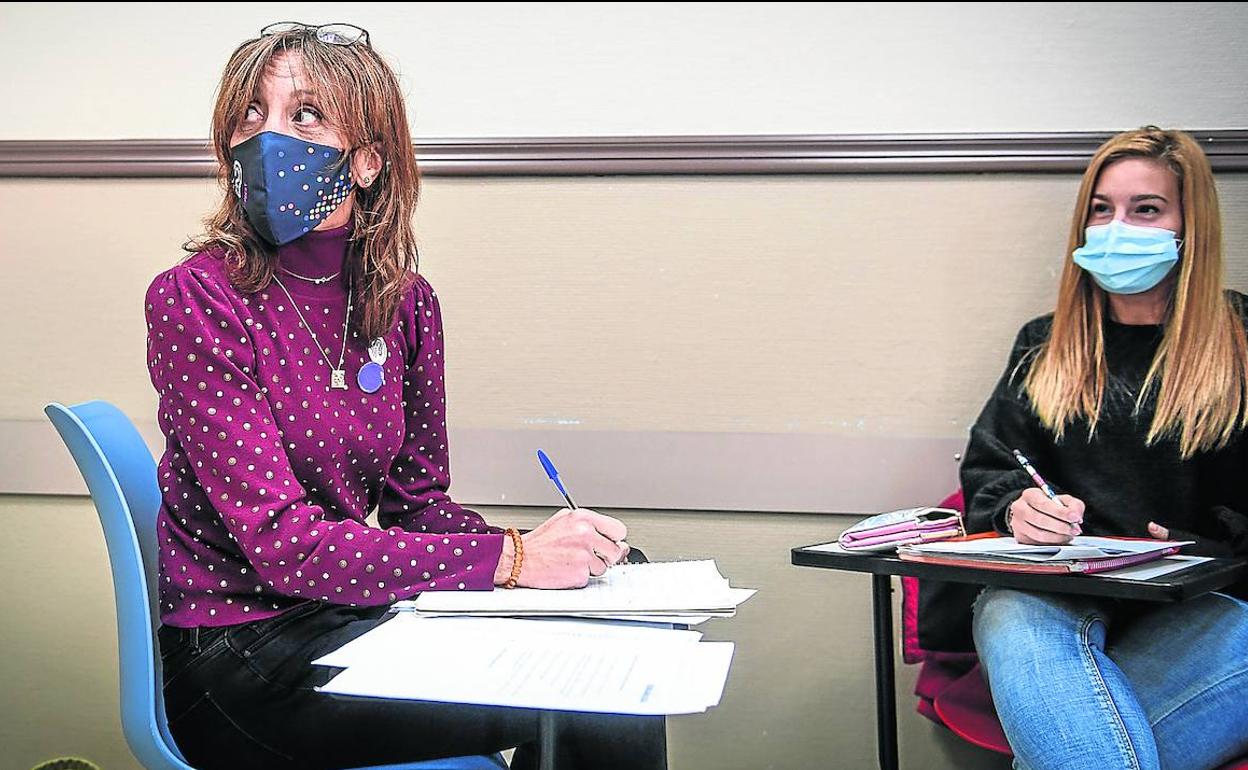 La candidata a rectora, Eva Ferreira, ayer durante las clases a las que acude los sábados en un euskaltegi de Bilbao, junto a otra estudiante del centro. 