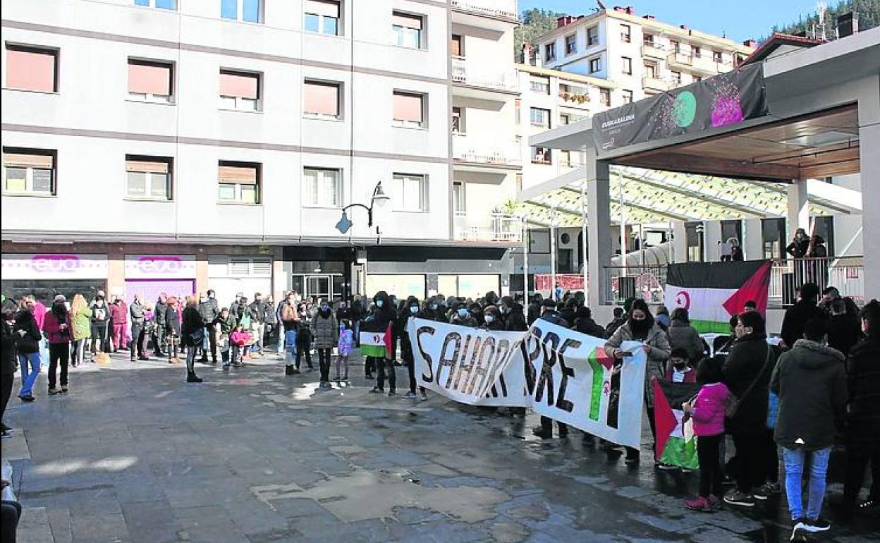 La población se concentró en torno a la pancarta 'Sáhara libre'.