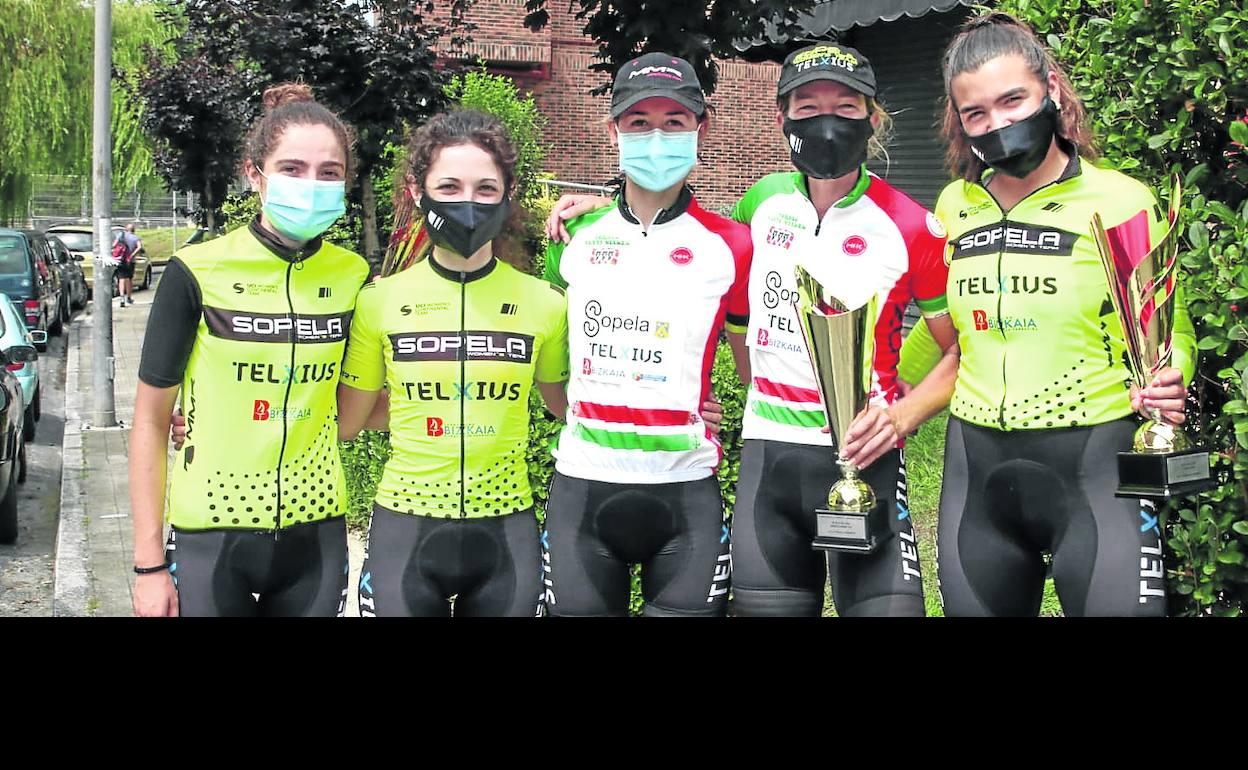 Corredoras del Sopela Women's Team muestran algunos de los premios logrados en este curso. 