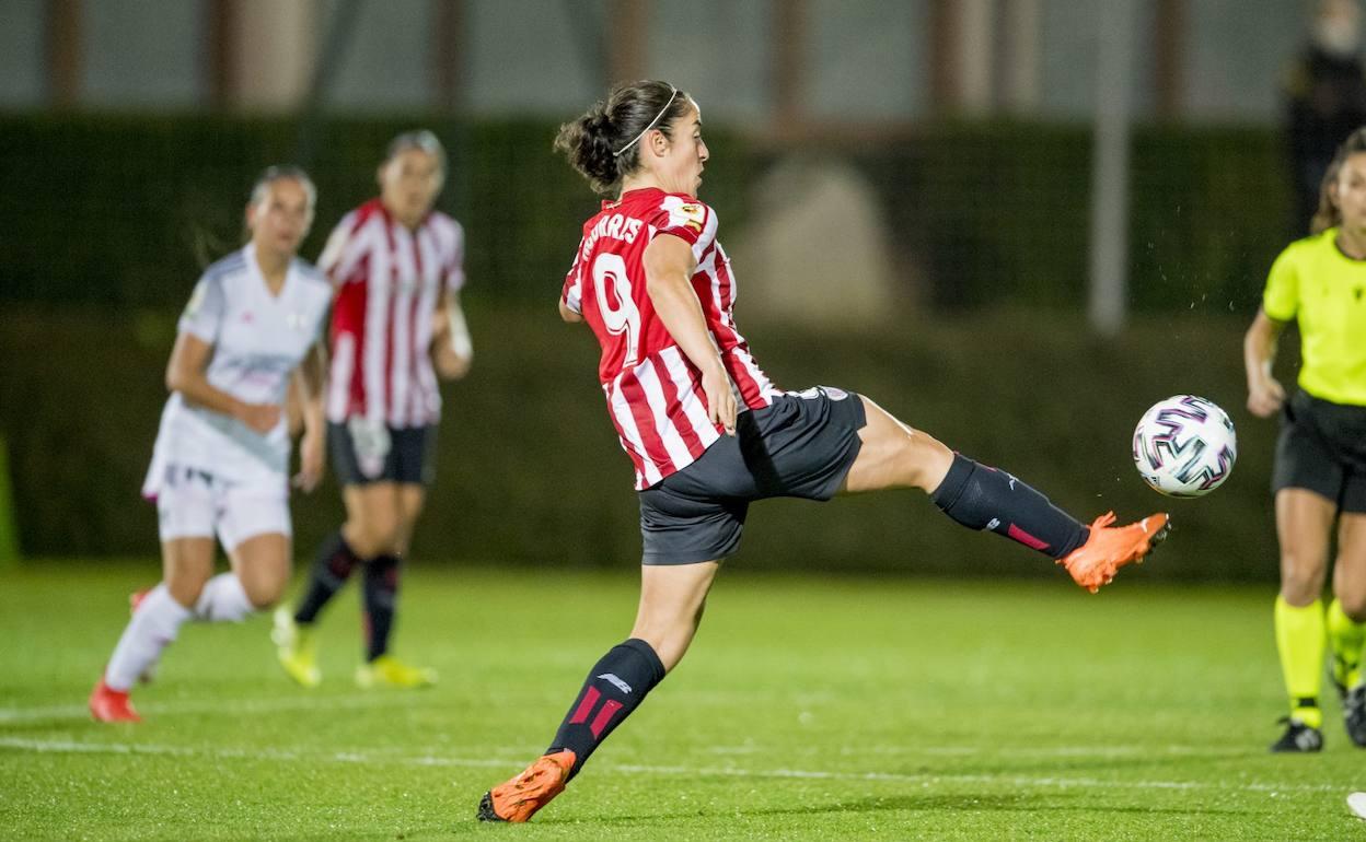 La delantera rojiblanca tratando de controlar el balón ante el Madrid CFF en Lezama. 