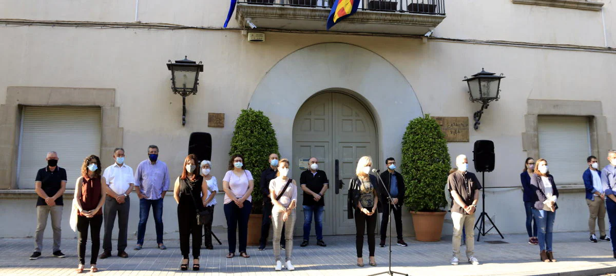 Tenía 38 años (51 años según algunos medios) cuando fue asesinada a puñaladas por su pareja, un hombre de nacionalidad española de 51 años, en el piso que compartían en Esplugues de Llobregat, tras una fuerte pelea que escucharon los vecinos. Algunos testigos vieron al hombre salir corriendo del lugar. A la llegada de los sanitarios, la mujer ya había fallecido. No constan denuncias previas por violencia de género, pero en mayo de 2019 se abrió un proceso contra el agresor, tras el ingreso hospitalario de la víctima, que no quiso denunciar. El proceso se archivó en noviembre de 2019. En la foto, la concentración que se hizo en la localidad para condenar el crimen. 