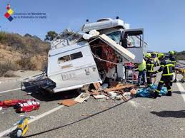 Lo que parecía inicialmente un accidente de tráfico, producido el 25 de septiembre en la autovía que conecta Jerez de la Frontera con Los Barrios (Cádiz), a la altura de esta última localidad, se confirmó el 13 de octubre como un asesinato machista. Los dos cadáveres hallados entre el amasijo de hierros de una autocaravana pertenecían a una mujer de 32 años y nacionalidad francesa, que según la autopsia ya estaba muerta antes del choque, con un fuerte traumatismo craneal, y a su pareja, un inglés de 28 años al que se cree ahora causante del accidente. No existían denuncias previas por violencia de género. Él tenía problemas mentales. En la imagen, la autocarava destruída. 