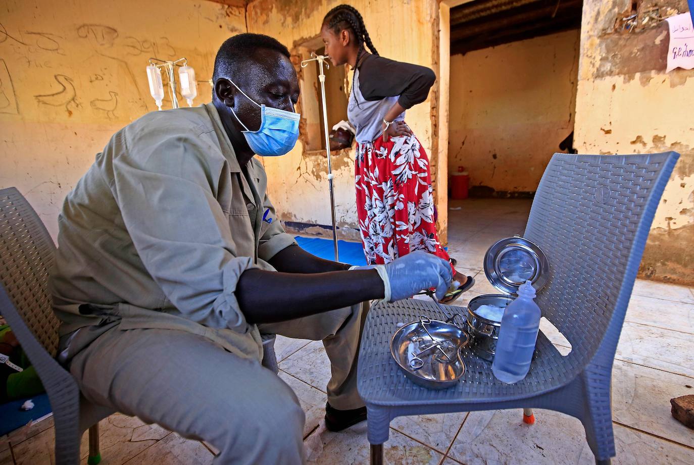 Un médico desinfecta sus herramientas dentro de un centro médico para refugiados etíopes que huyeron de los combates en la provincia de Tigray en el campamento de Um Raquba en la provincia oriental de Gedaref en Sudán.