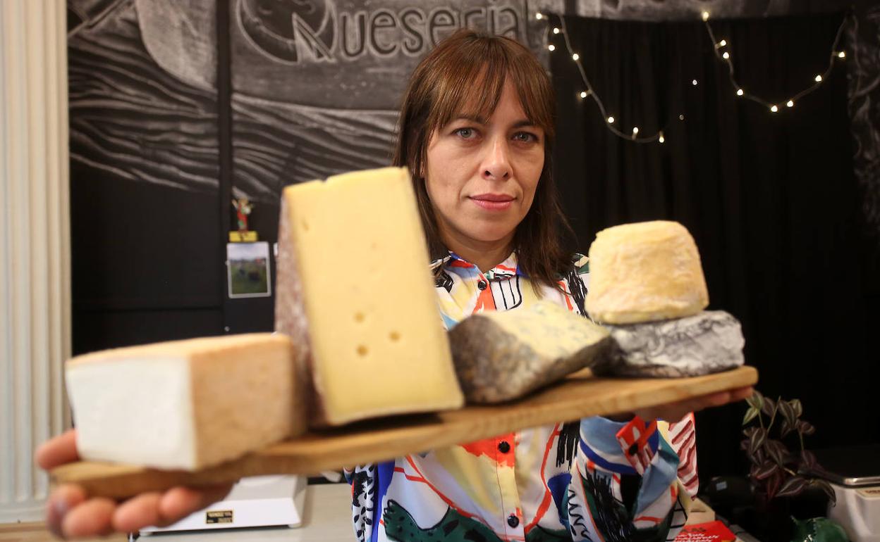Judith Rojas sostiene los quesos ideales para una tabla variada y sabrosa. 
