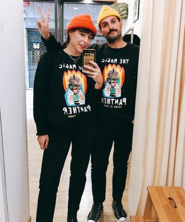 Sara Campillo e Ibai León posan en su tienda con sudaderas de Atakontu.