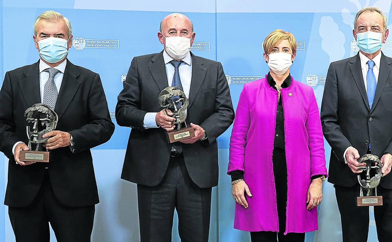 Jose María Bergareche, José Luis Larrañaga, Jesús Guibelalde y Antton Suquía posan con sus premios junto a la consejera Tapia. 