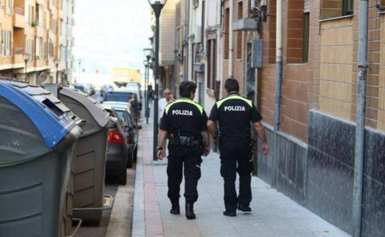 La Policía ha acudido a 80 pisos y hoteles de Bizkaia en un mes por fiestas ilegales