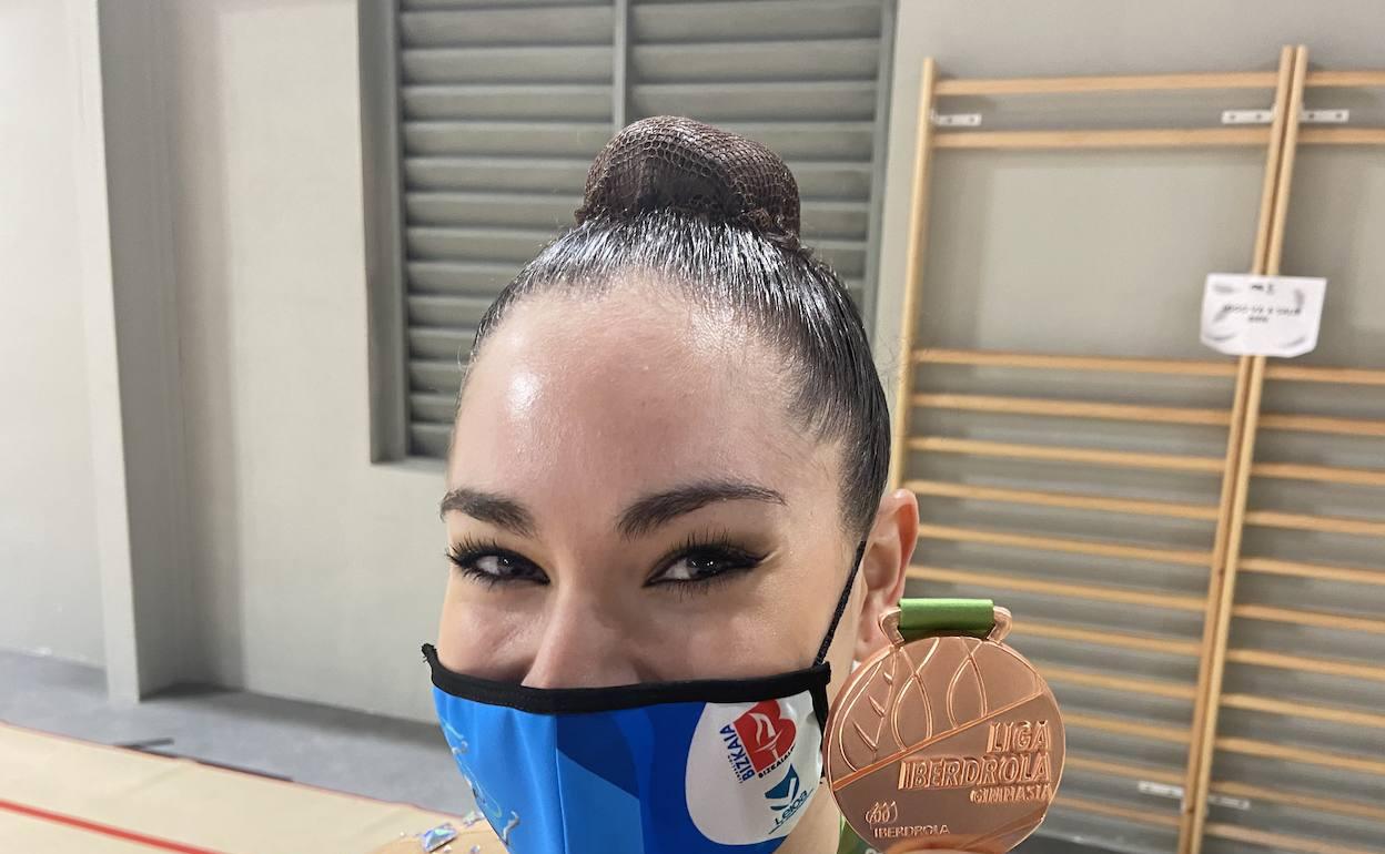 Saioa Agirre, feliz tras adjudicarse el bronce en el concurso de mazas tras las internacionales Gorospe y Berezina. 