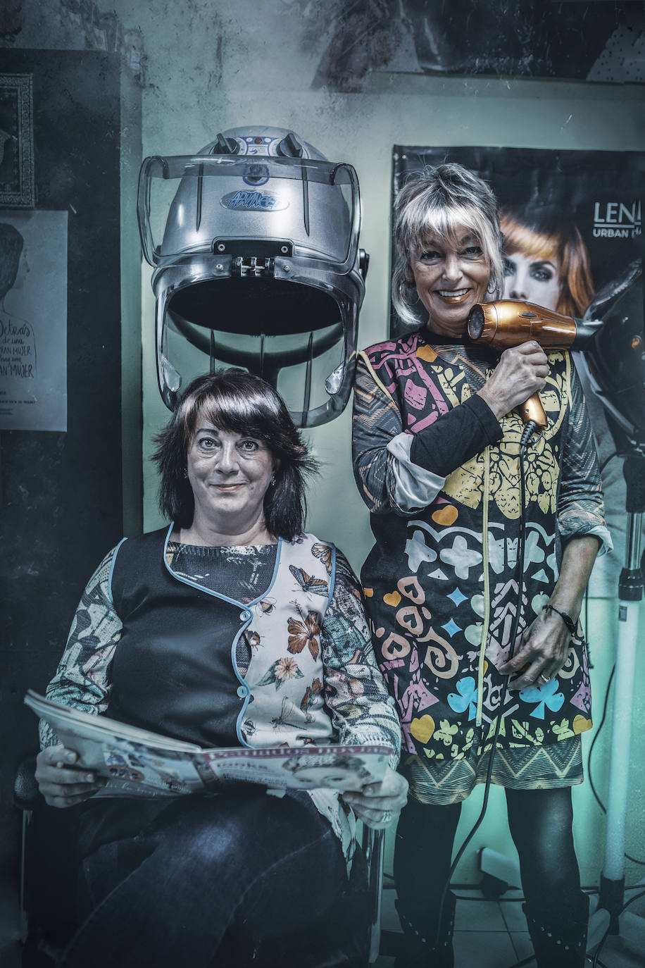 Las peluqueras Lucía y Maribel, que regentan una peluquería en la calle Aretxaga.