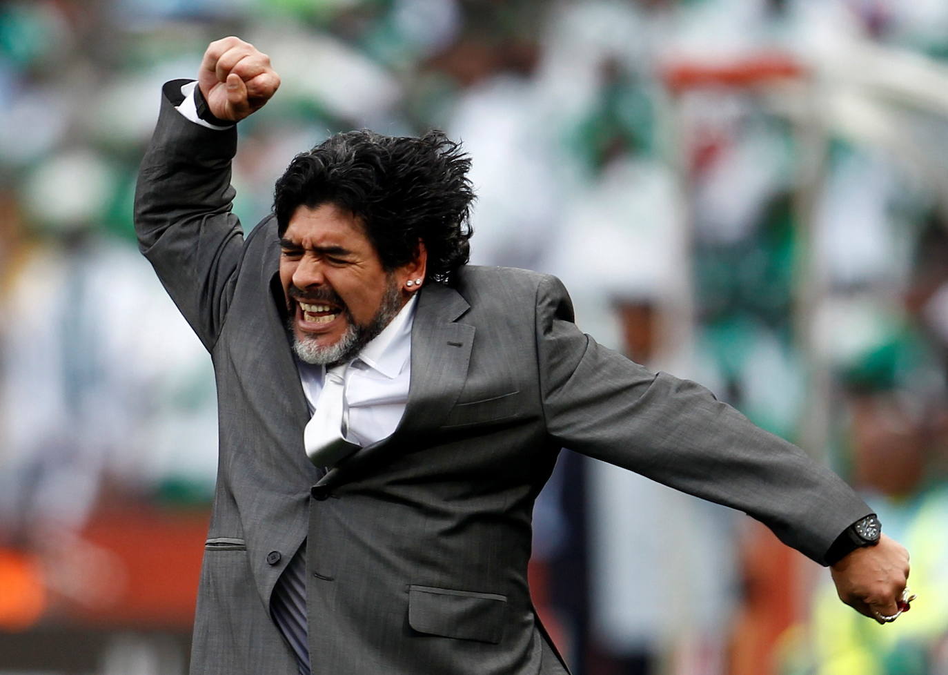 Maradona celebra el gol de su equipo contra Nigeria durante el partido de fútbol del Grupo B del Mundial 2010.