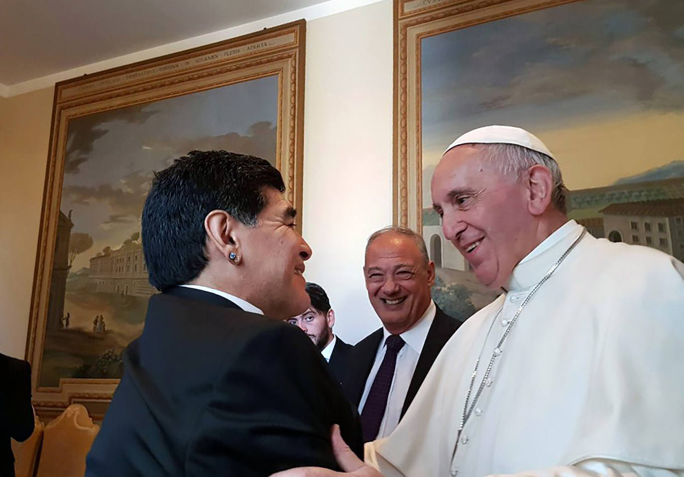 Maradona saluda al papa Francisco en octubre del 2016.