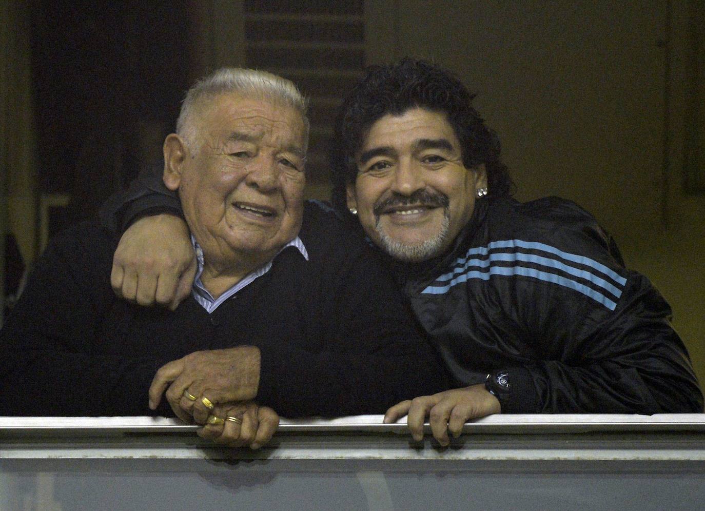 Maradona posa junto a su padre en la Bombonera.