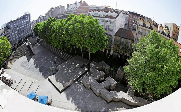 Luis Peña Ganchegui y Eduardo Chillida firman el diseño de la plaza de los Fueros.