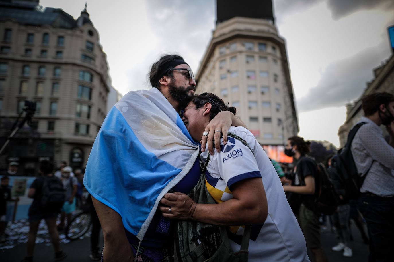 Una mujer llora a Diego Armando Maradona en el Obelisco donde se reúnen cientos de personas para despedir al exfutbolista, hoy en Buenos Aires (Argentina).