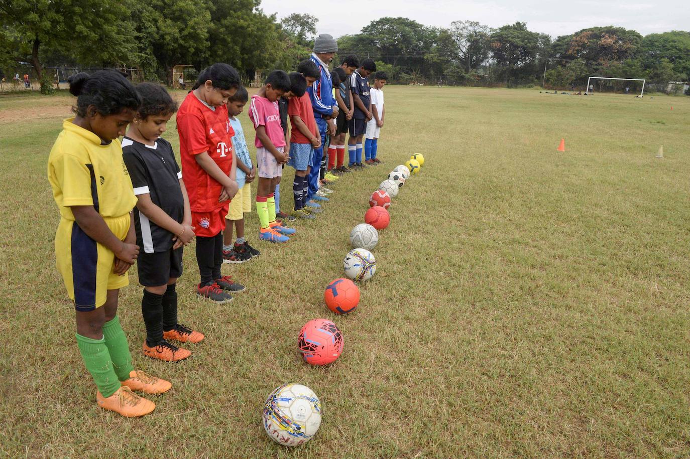 Jóvenes futbolistas guardan un minuto de silencio para rendir homenaje al jugador argentino Diego Maradona 