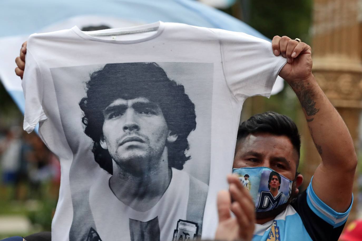 Cualquier objeto sirve para recordar a Diego Maradona en las calles de Buenos Áires