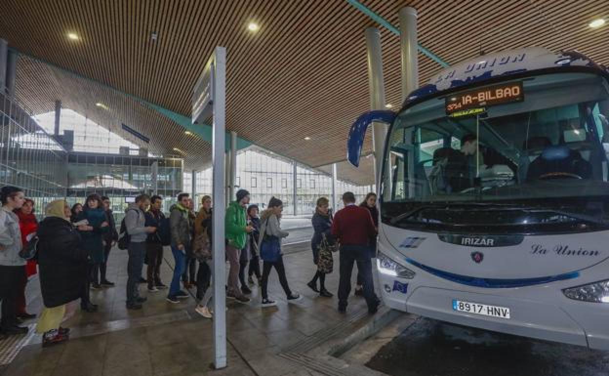 Una línea de autobús enlazará los aeropuertos de Loiu y Foronda