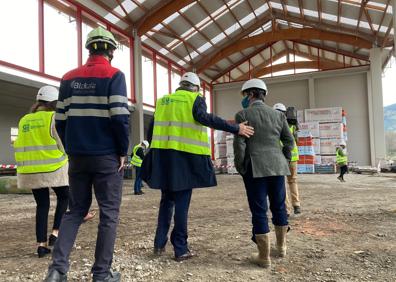 Imagen secundaria 1 - El diputado general inspecciona las obras del nuevo edificio. 