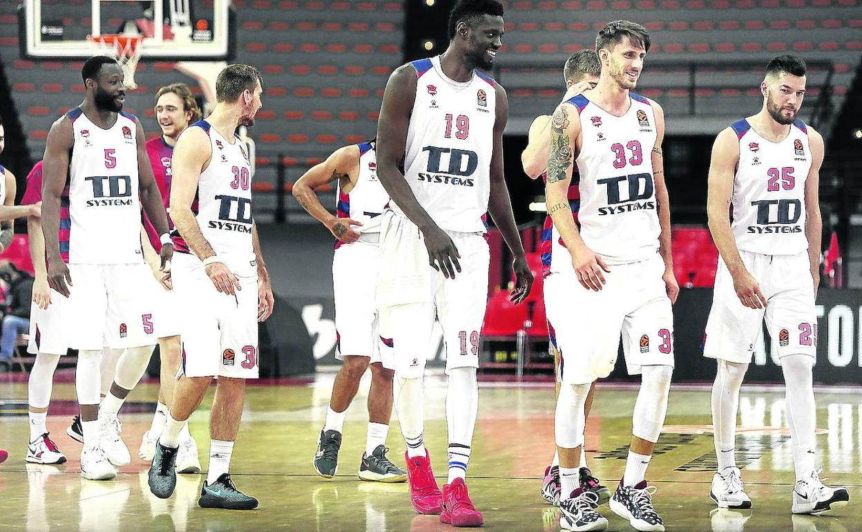 Los jugadores del Baskonia se retiran contentos tras su victoria en El Pireo.