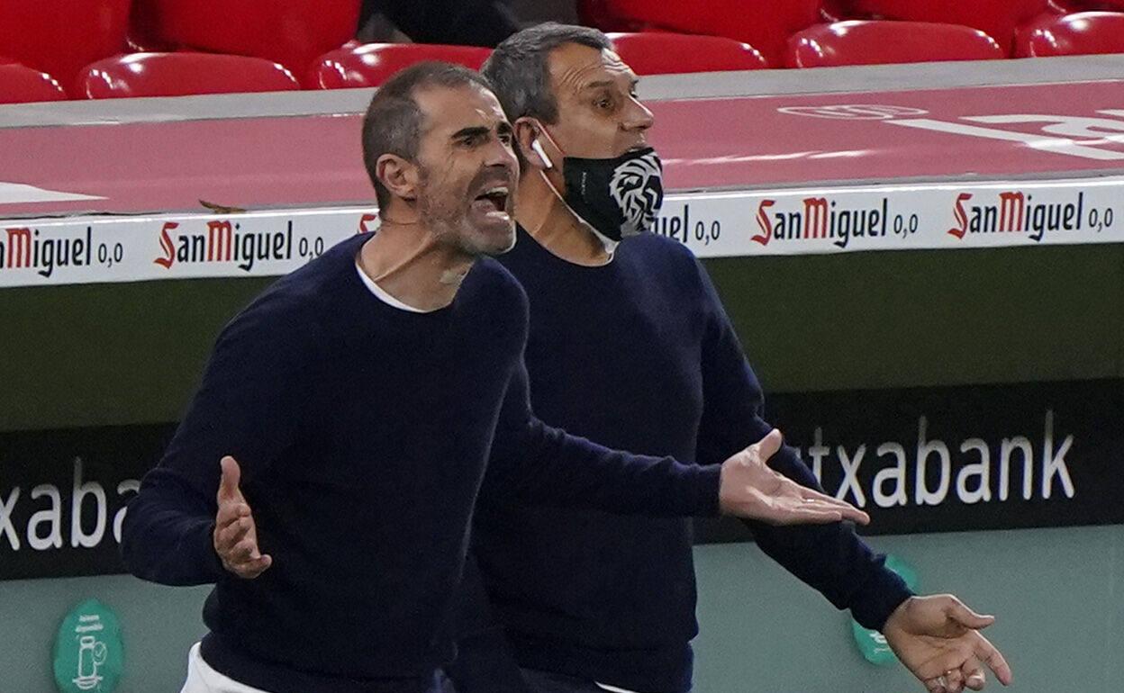 Garitano, junto a Ferreira, da indicaciones en la victoria frente al Betis.