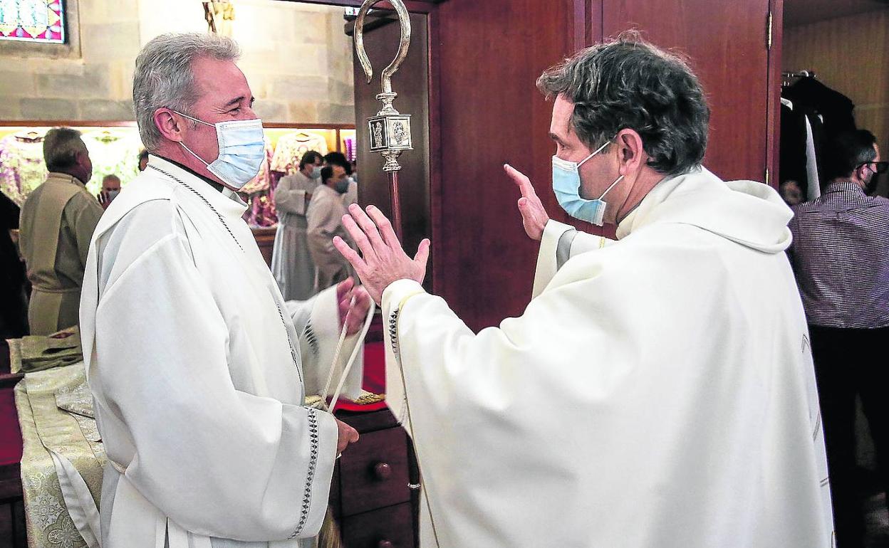 Jario Iceta, arzobispo electo de Burgos y el que ha sido su 'número dos' en Bilbao, Joseba Segura, charlan en la sacristía antes de la misa.